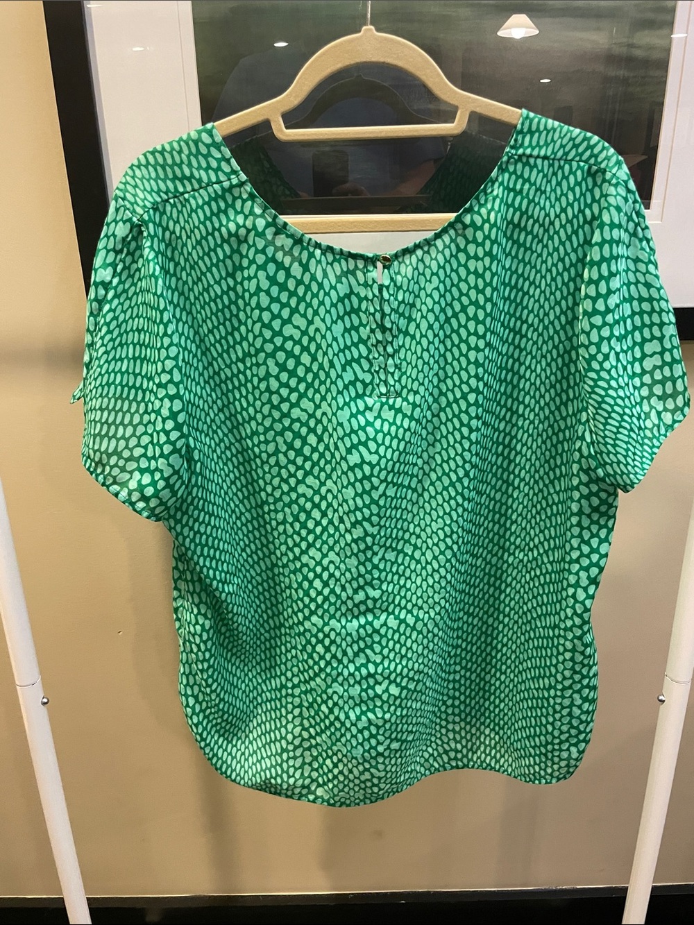 Banana Republic. XL. Lightweight Green Patterned Short-Sleeve Blouse - Picture 3 of 4